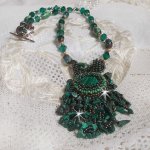 Colgante verde esmeralda bordado con cabujón y chips de malaquita natural, cristales, facetas y cuentas